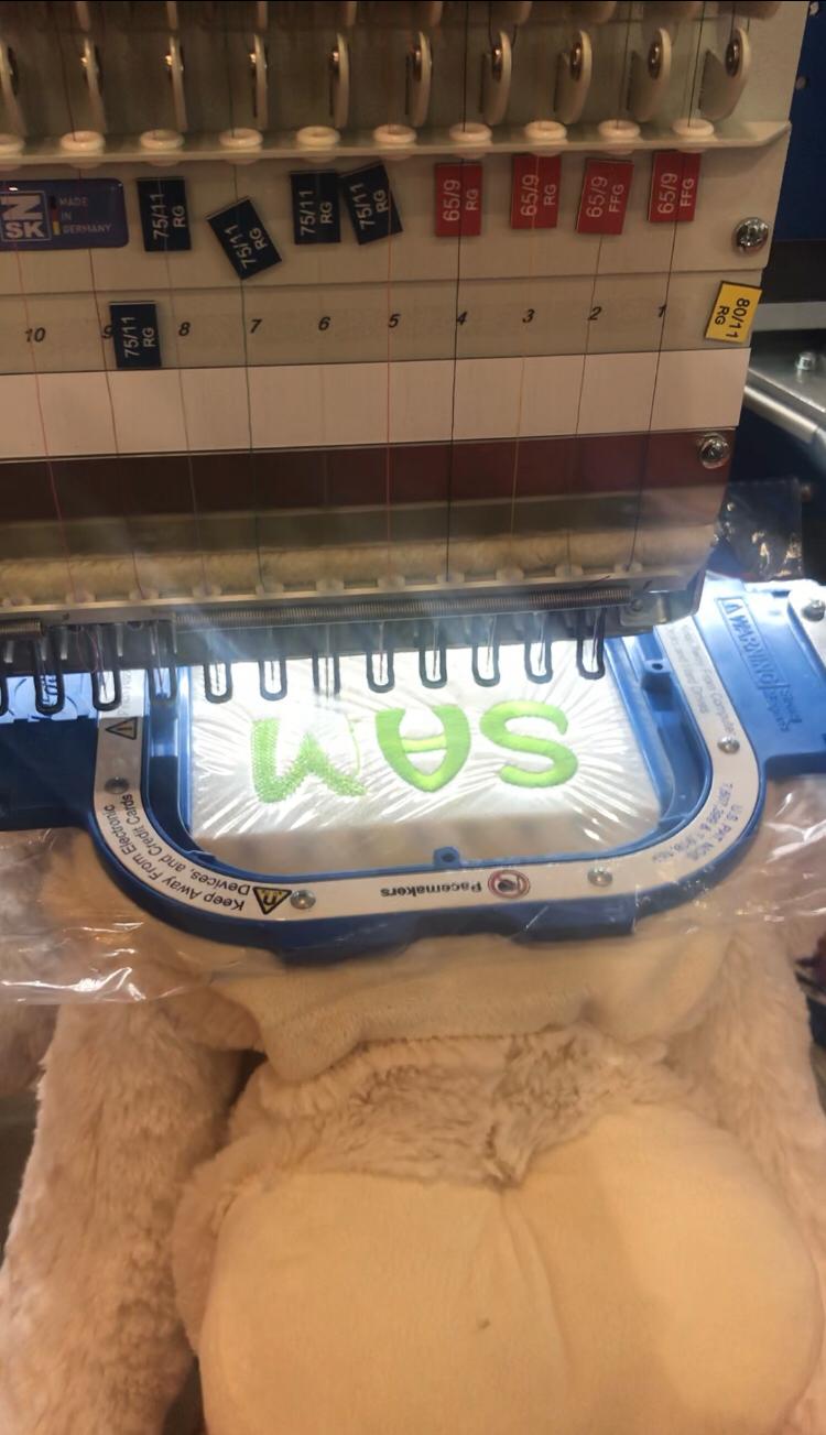 Stickmaschine in Arbeit